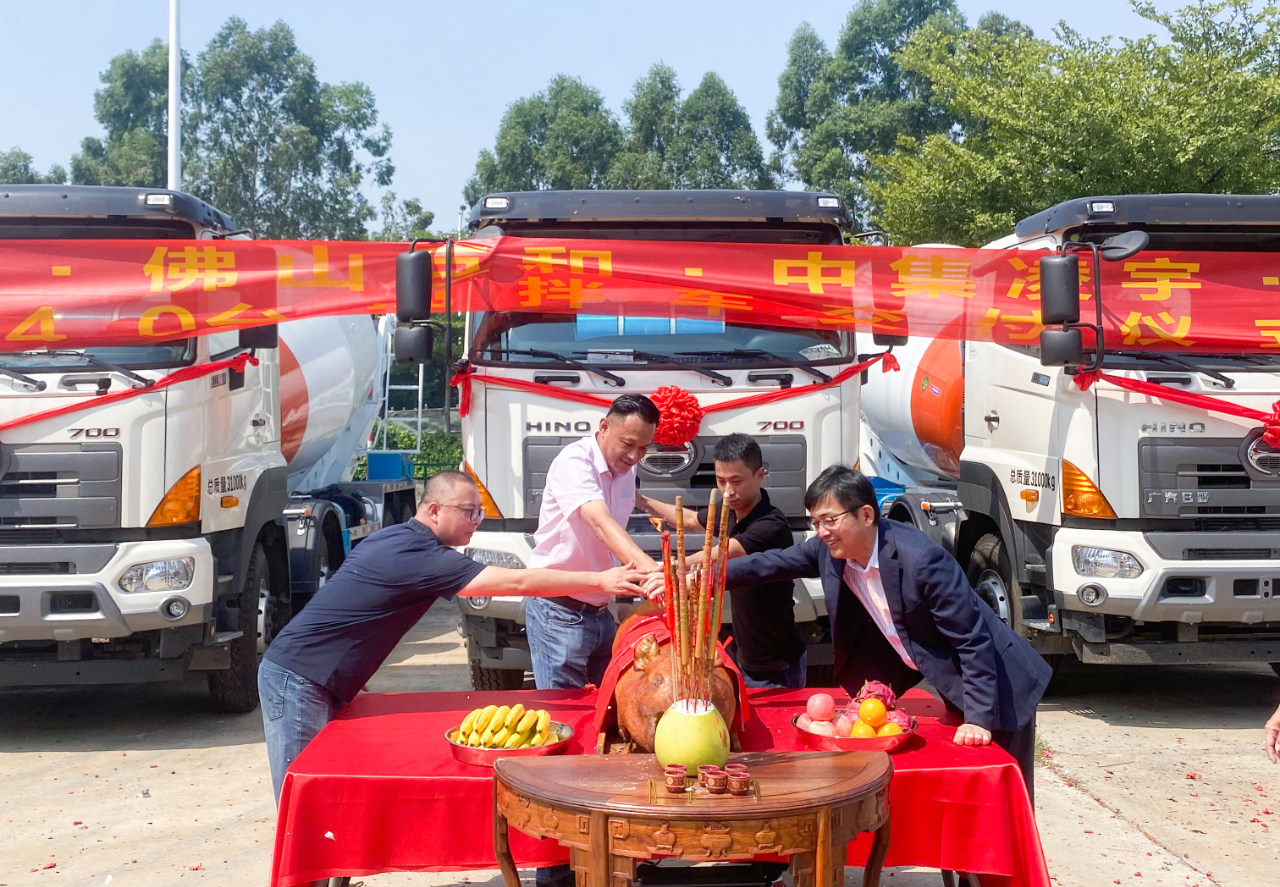 喜氣洋洋共相聚，40臺凌宇攪拌車交付大客戶！